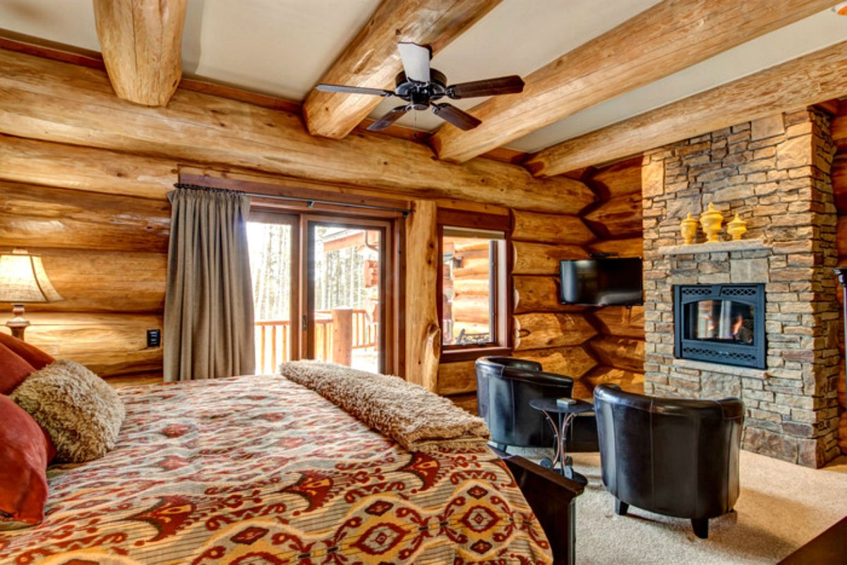 Дом из не оцелидрованого бревна интерьер