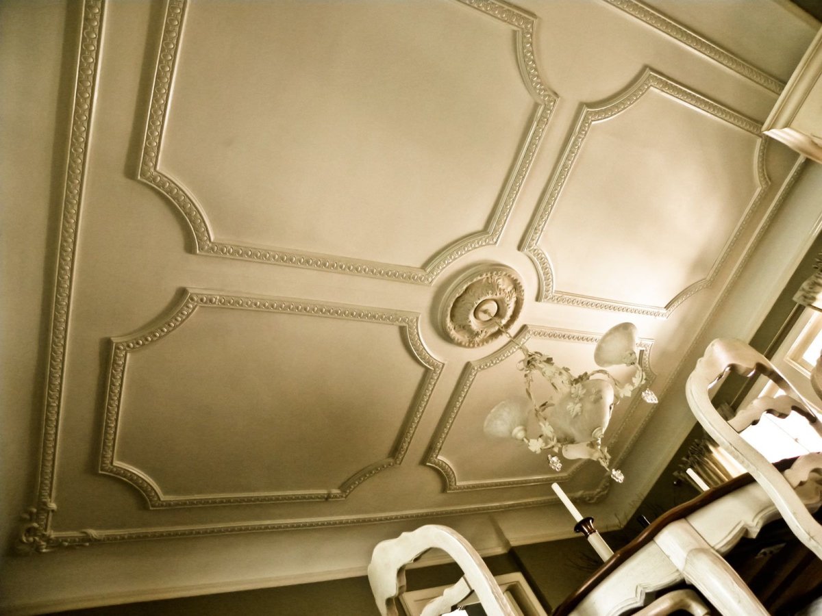Гипсовая лепнина на потолке