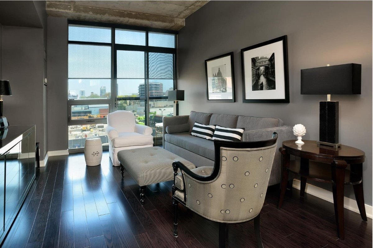 Интерьер с темными полами