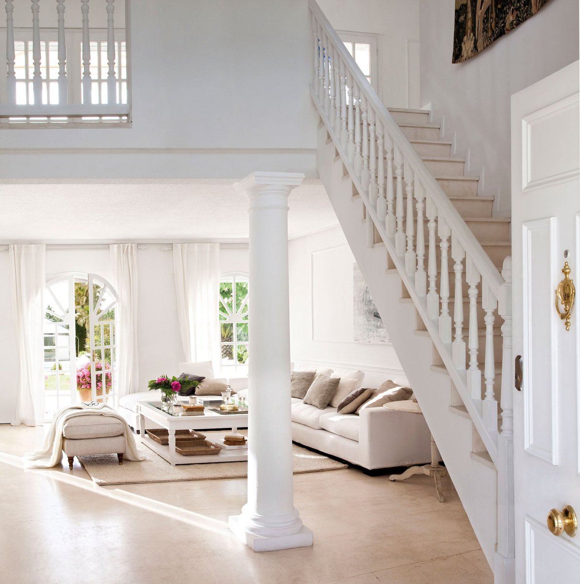 Мастерская белый дом. Белая лестница в доме. Красивые интерьеры домов. Белый интерьер. Гостиная с лестницей.