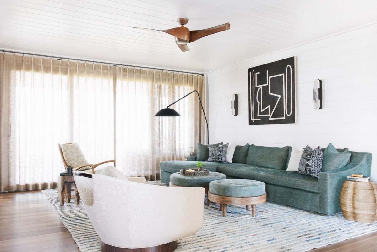 Бирюзовый диван в Контемпорари