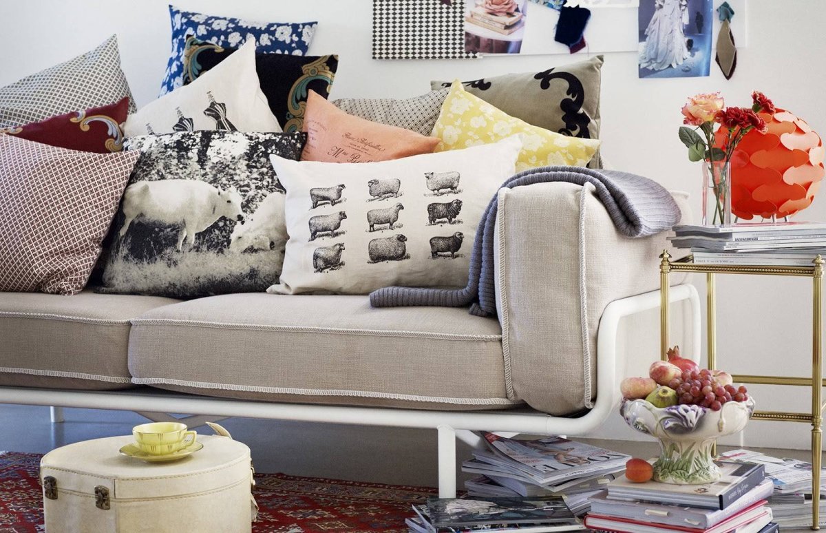 Подушки в интерьере гостиной