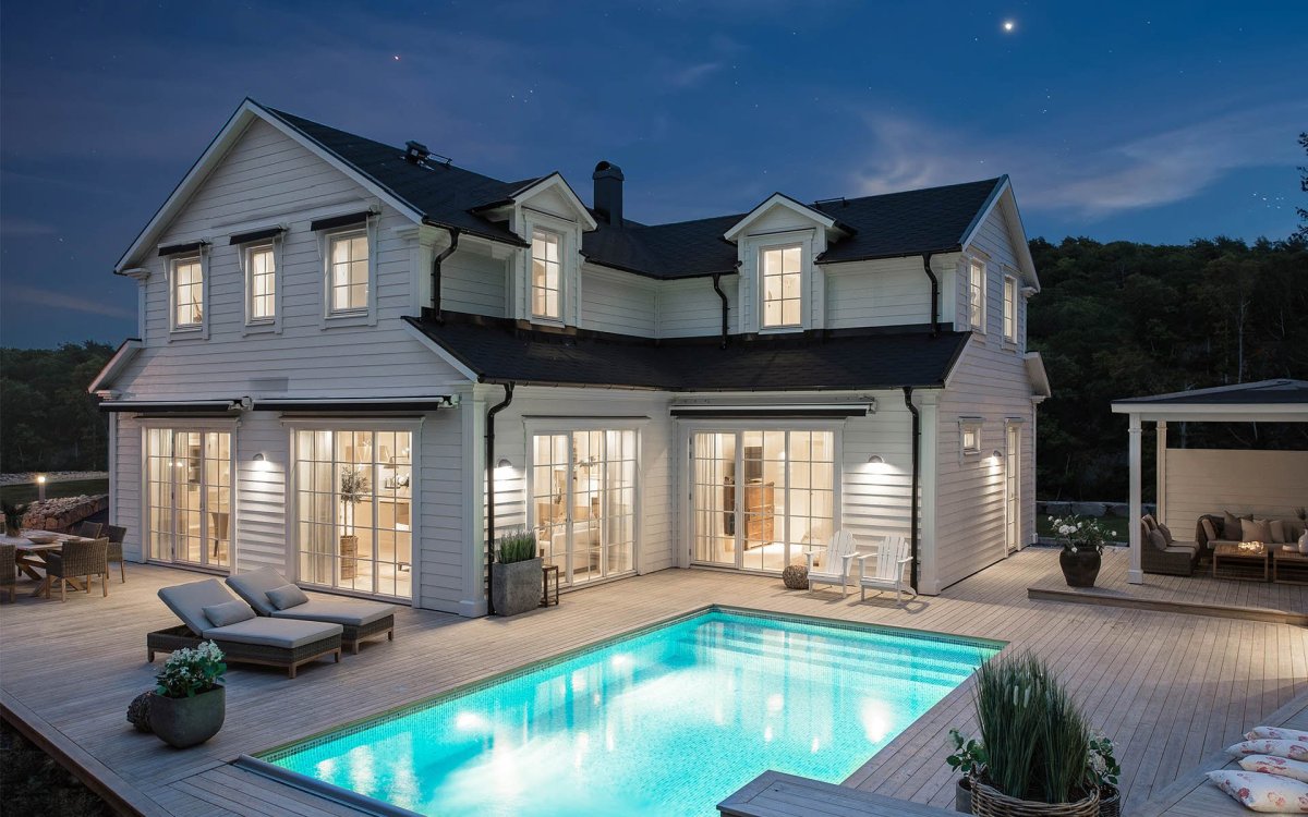 Двухэтажный дом с бассейном