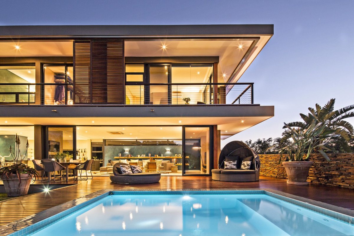 Двухэтажный дом с бассейном