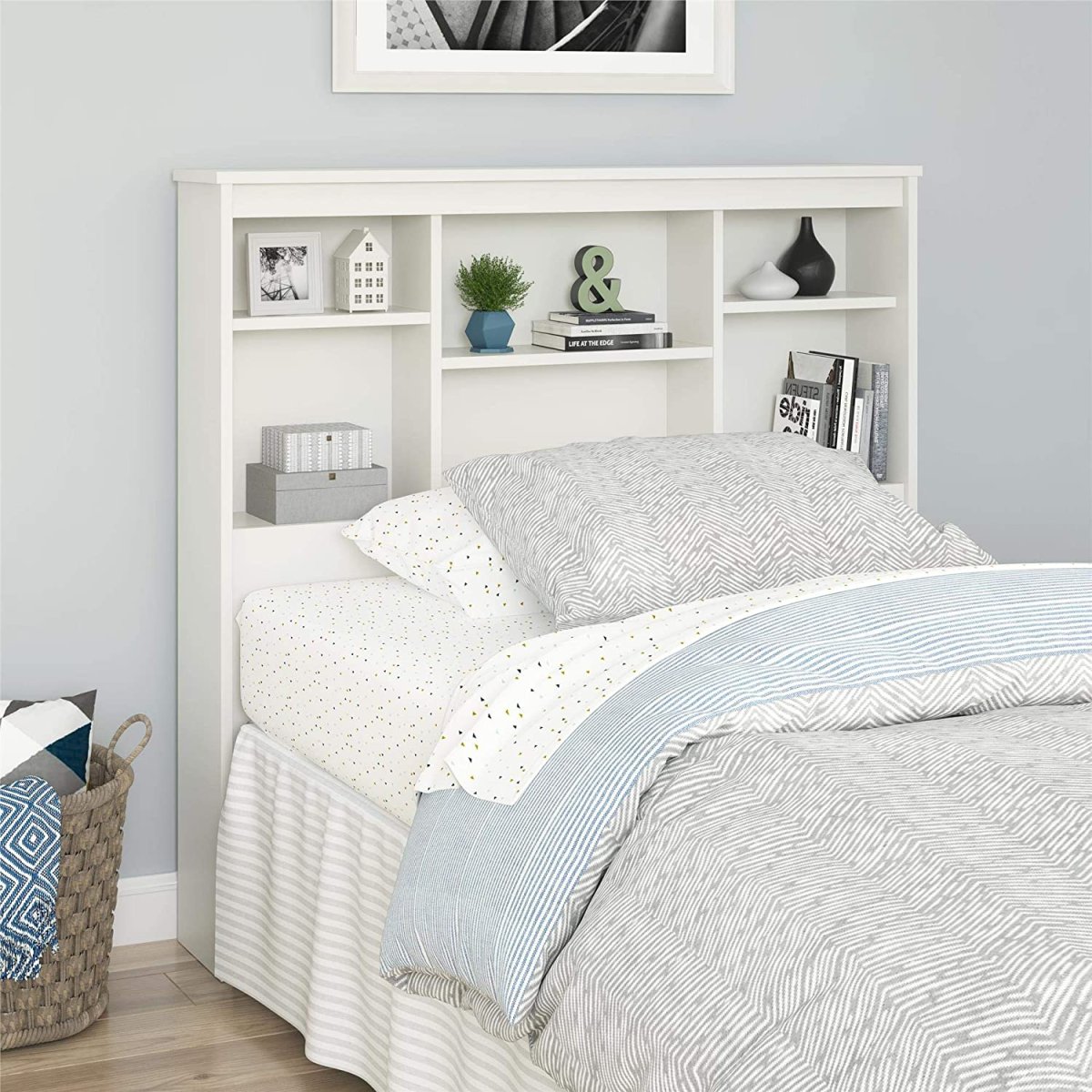 Кровать с полками в изголовье