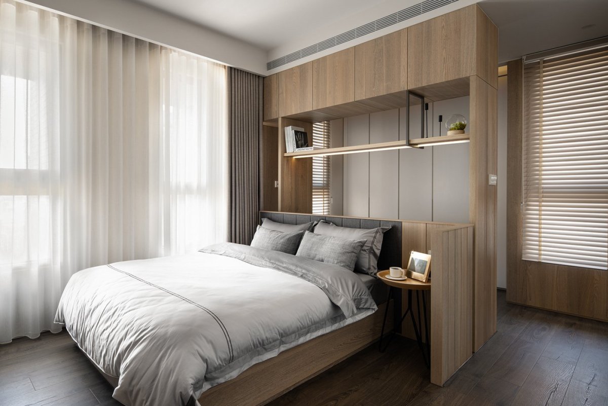 Гардеробная за кроватью