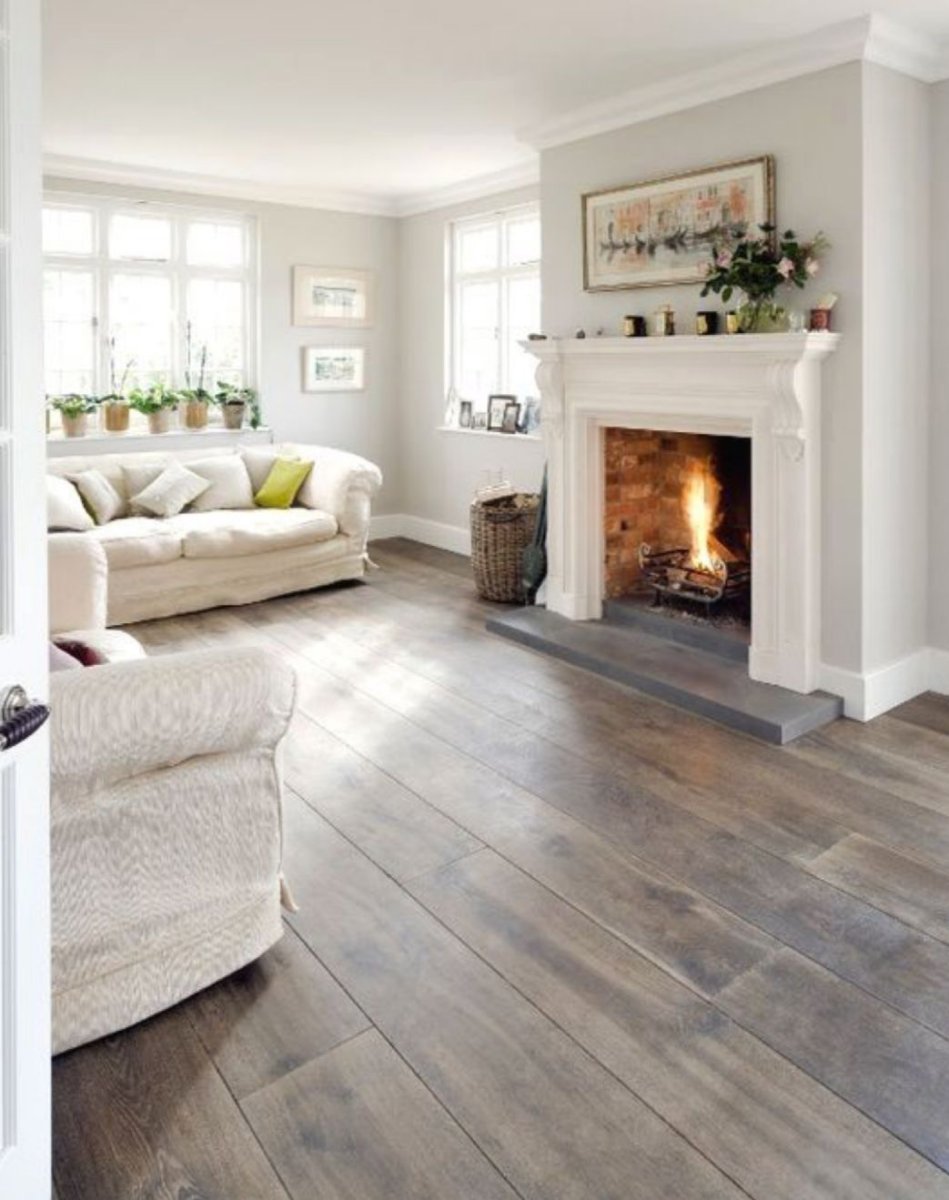 Светлая гостиная с камином