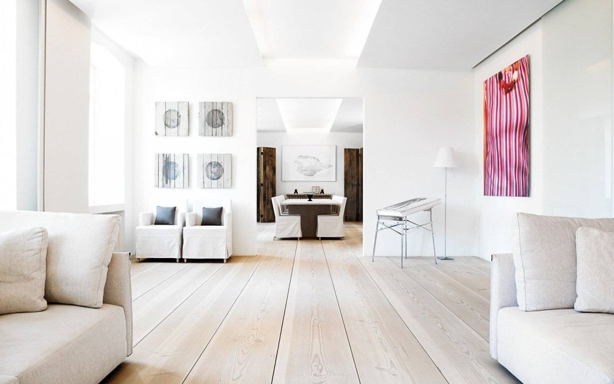 Гостиная с белым полом