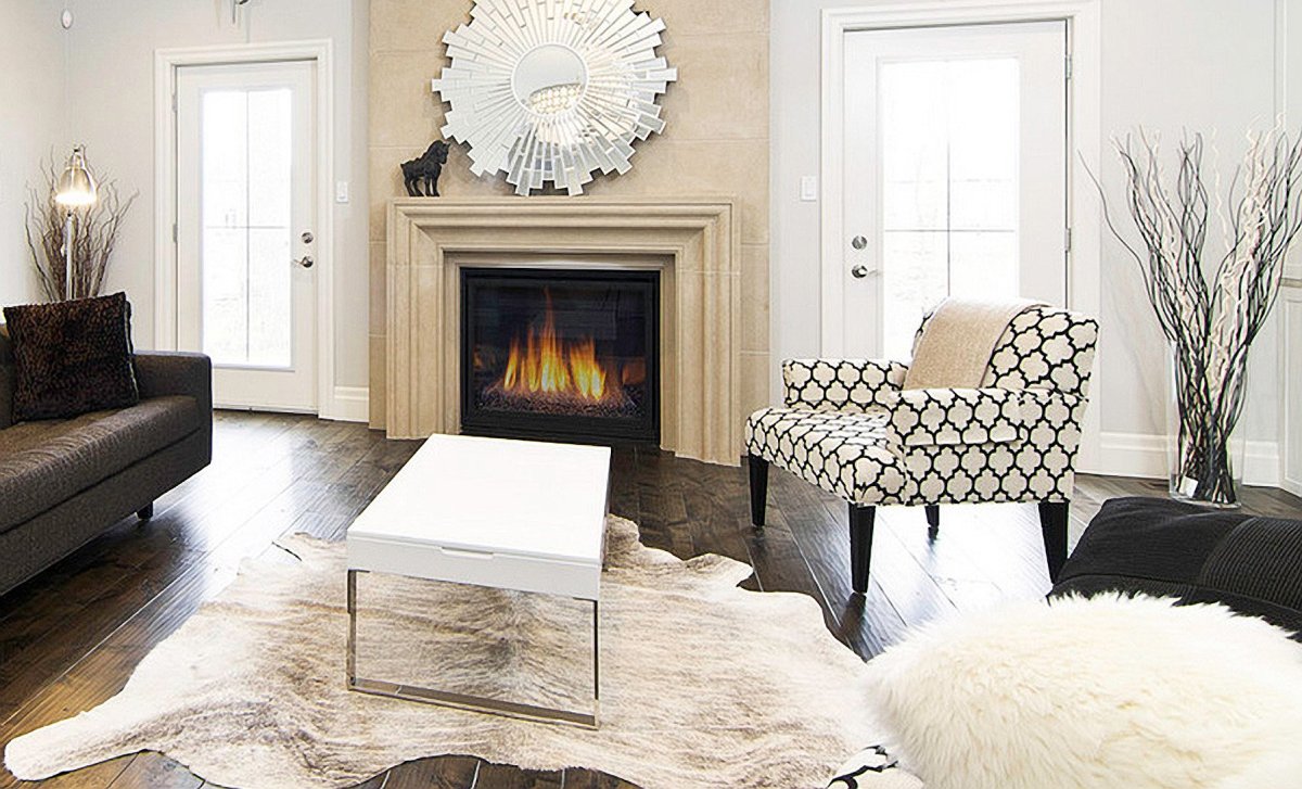 Шкуры на стене в интерьере