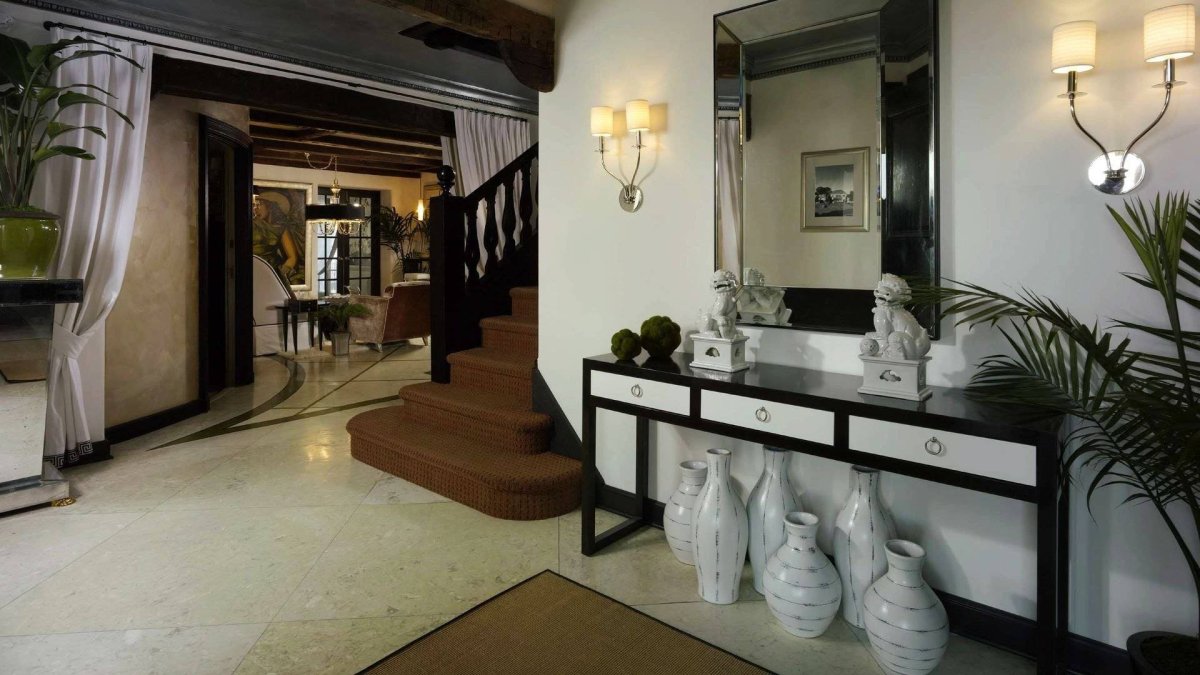 Консоль в прихожую современная классика