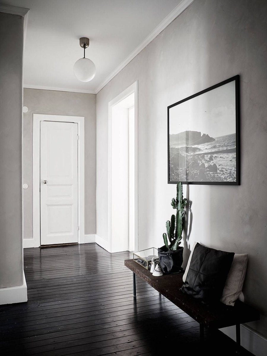 Прихожая с темными полами