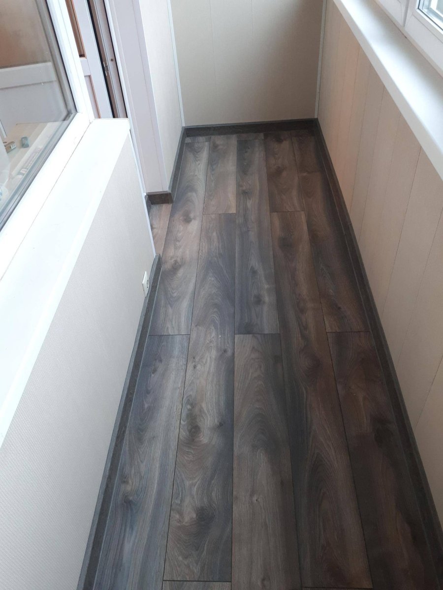 Ламинат на балконе