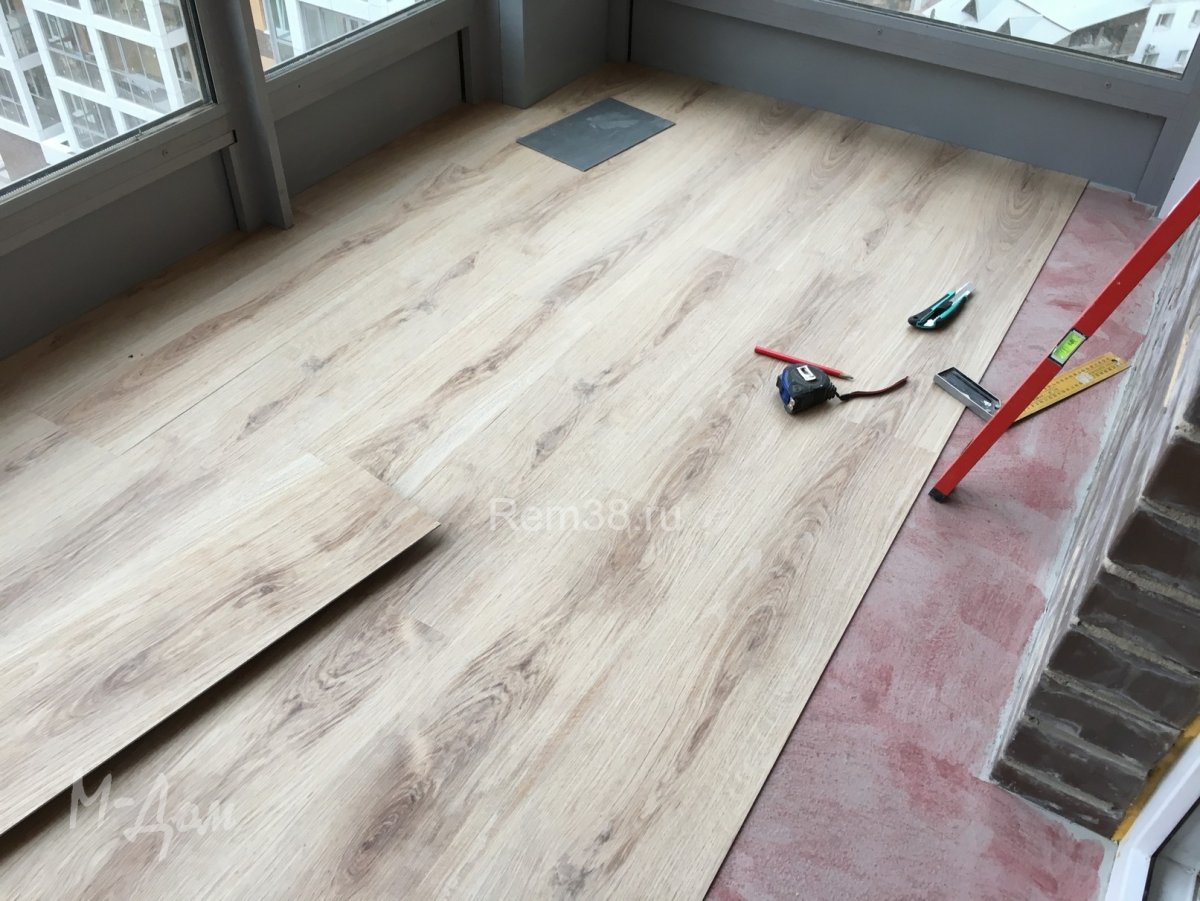 Отделка лоджии серым ламинатом