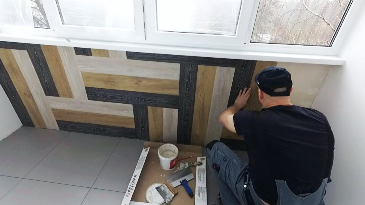 Виниловая плитка на стену балкона
