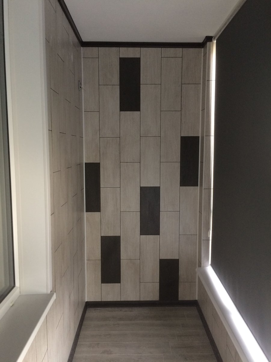 Отделка балкона кварцвиниловой плиткой