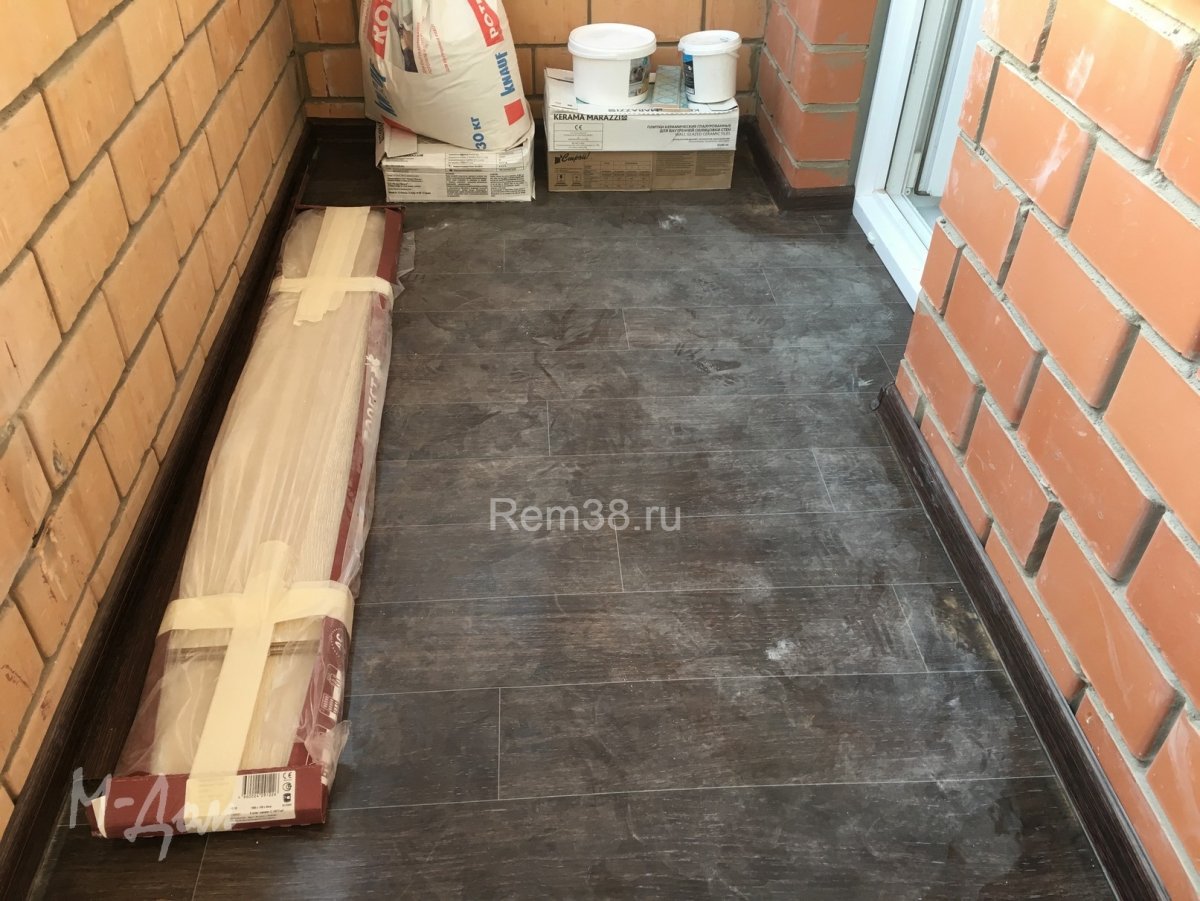 Обшивка балкона ламинатом