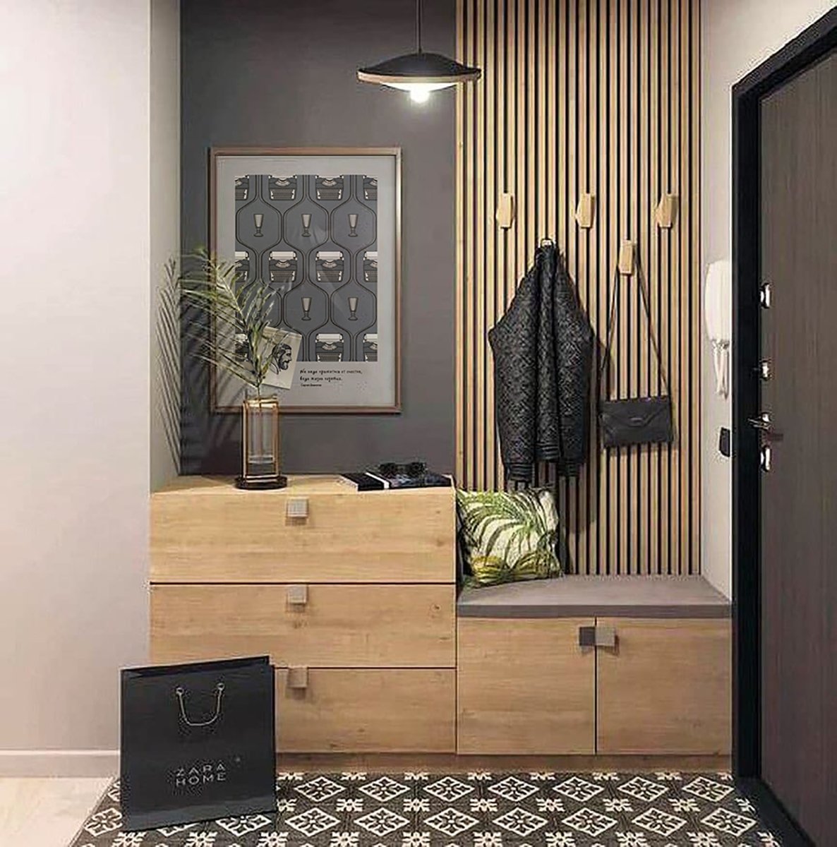 Прихожая с рейками на стене