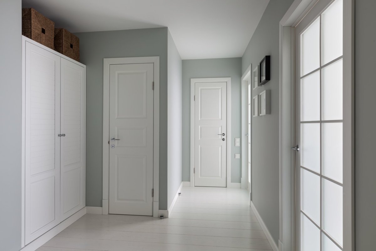 Светлые двери в квартире