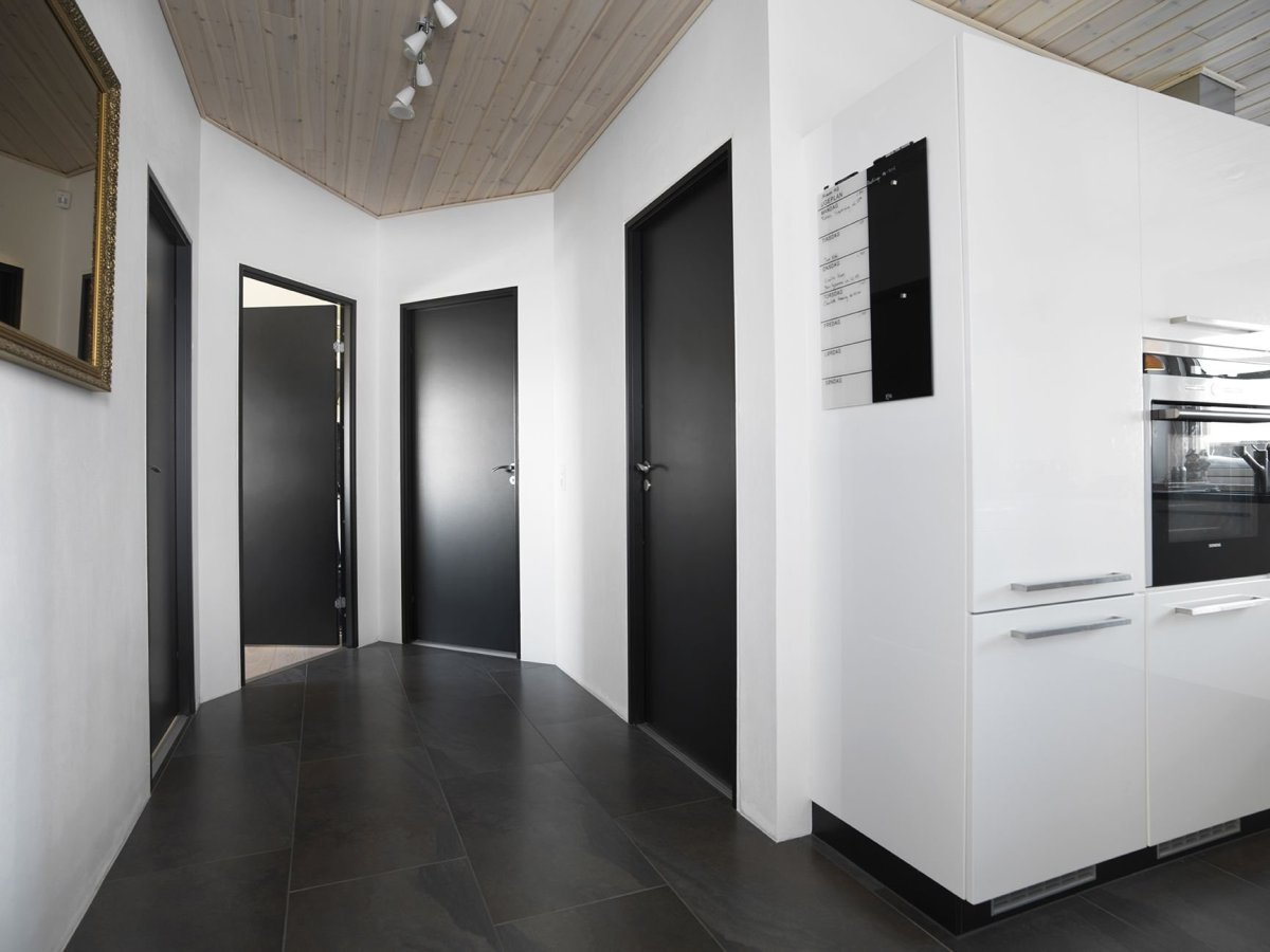 Черный плинтус в интерьере