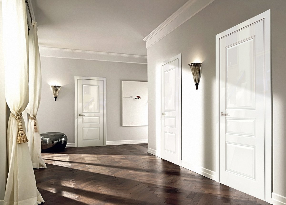 Интерьер с белыми дверями и плинтусами