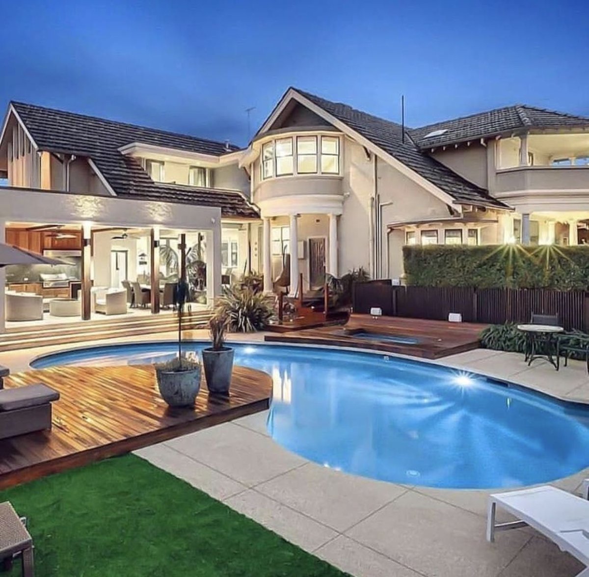 Двухэтажный дом с байсейн