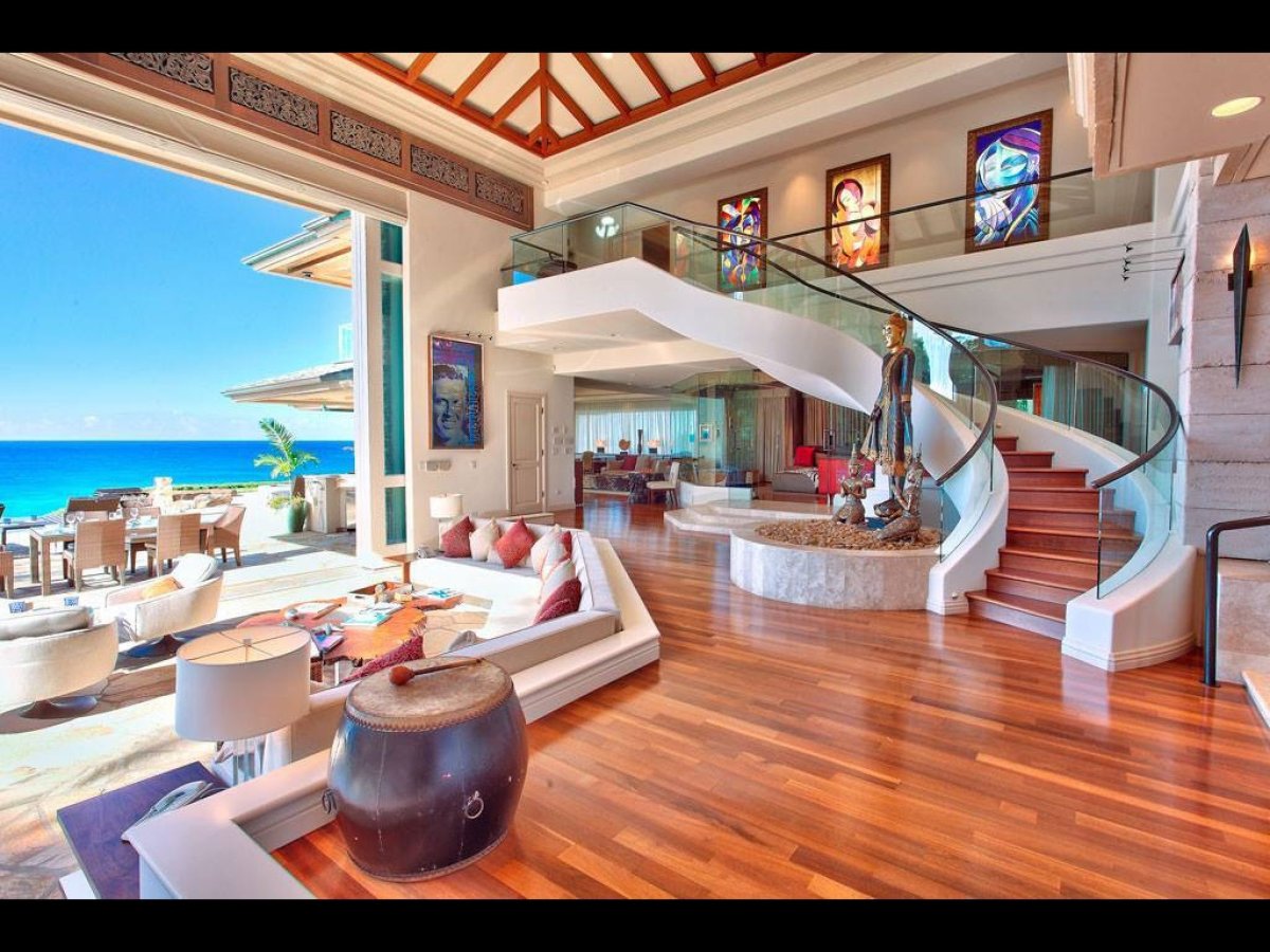 Двухэтажный дом с бассейном