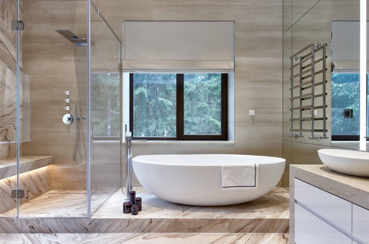 Современная ванная с окном