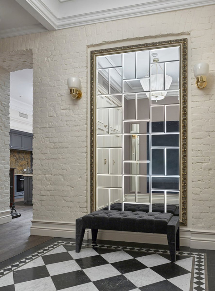 Прихожая с банкеткой и зеркалом