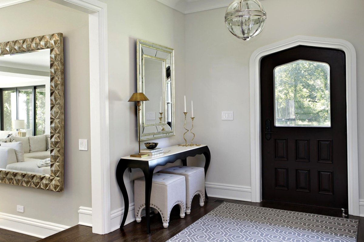 Пуф с зеркалом в прихожей