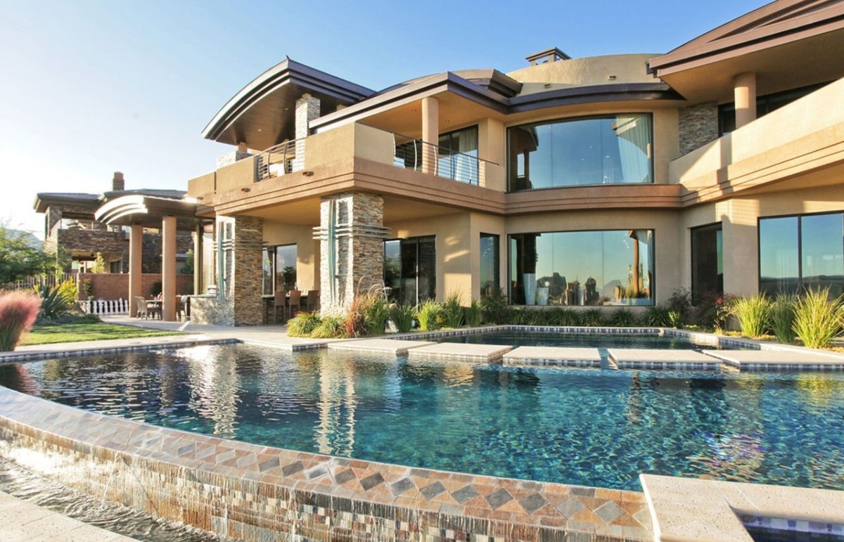 Дом с верандой и бассейном