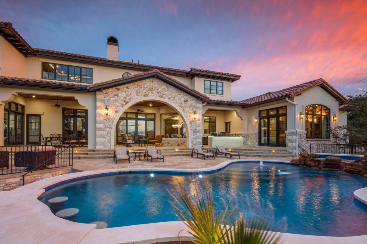 Дом с треугольной крышей