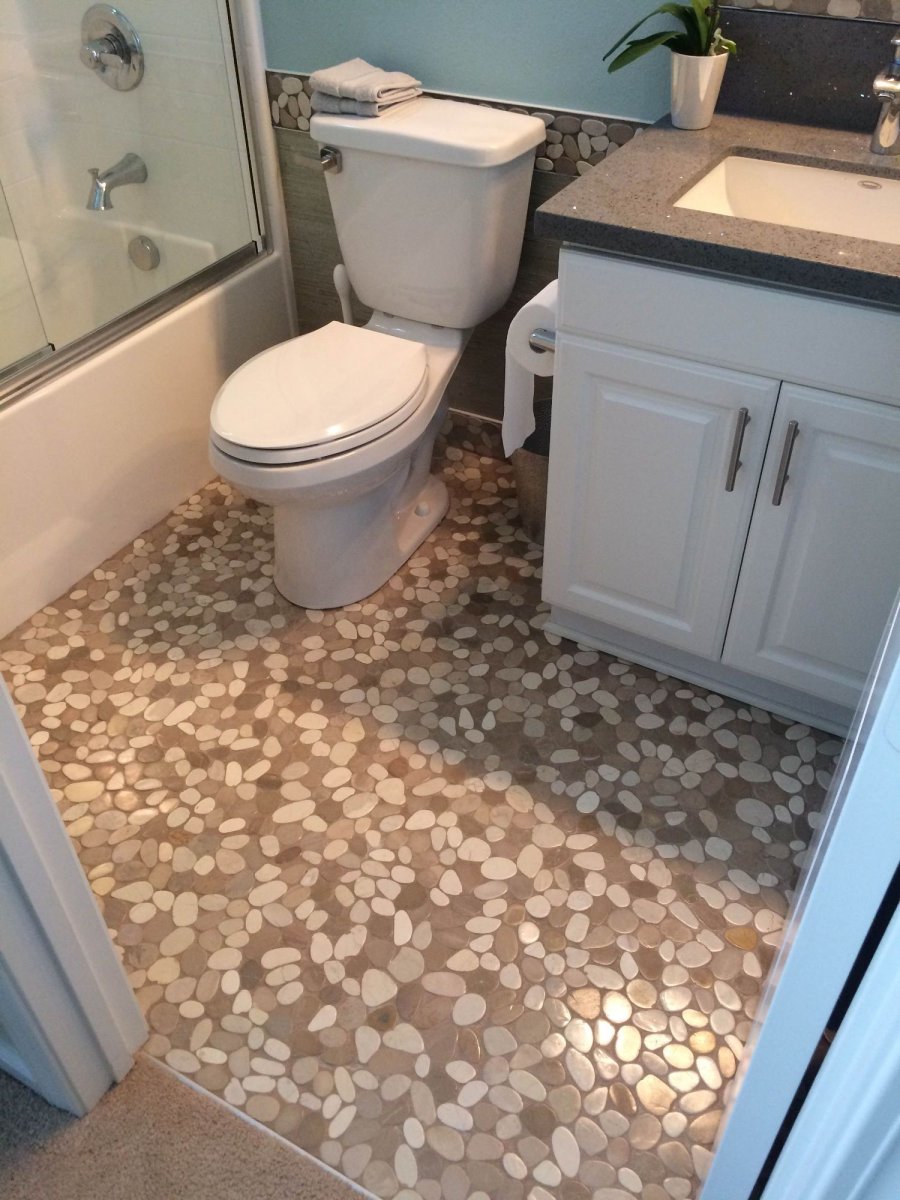 Галька на полу в ванной