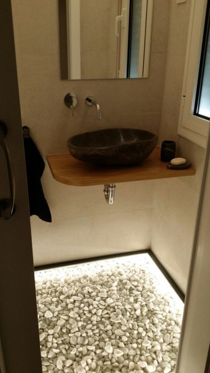 Галька в интерьере ванной на полу