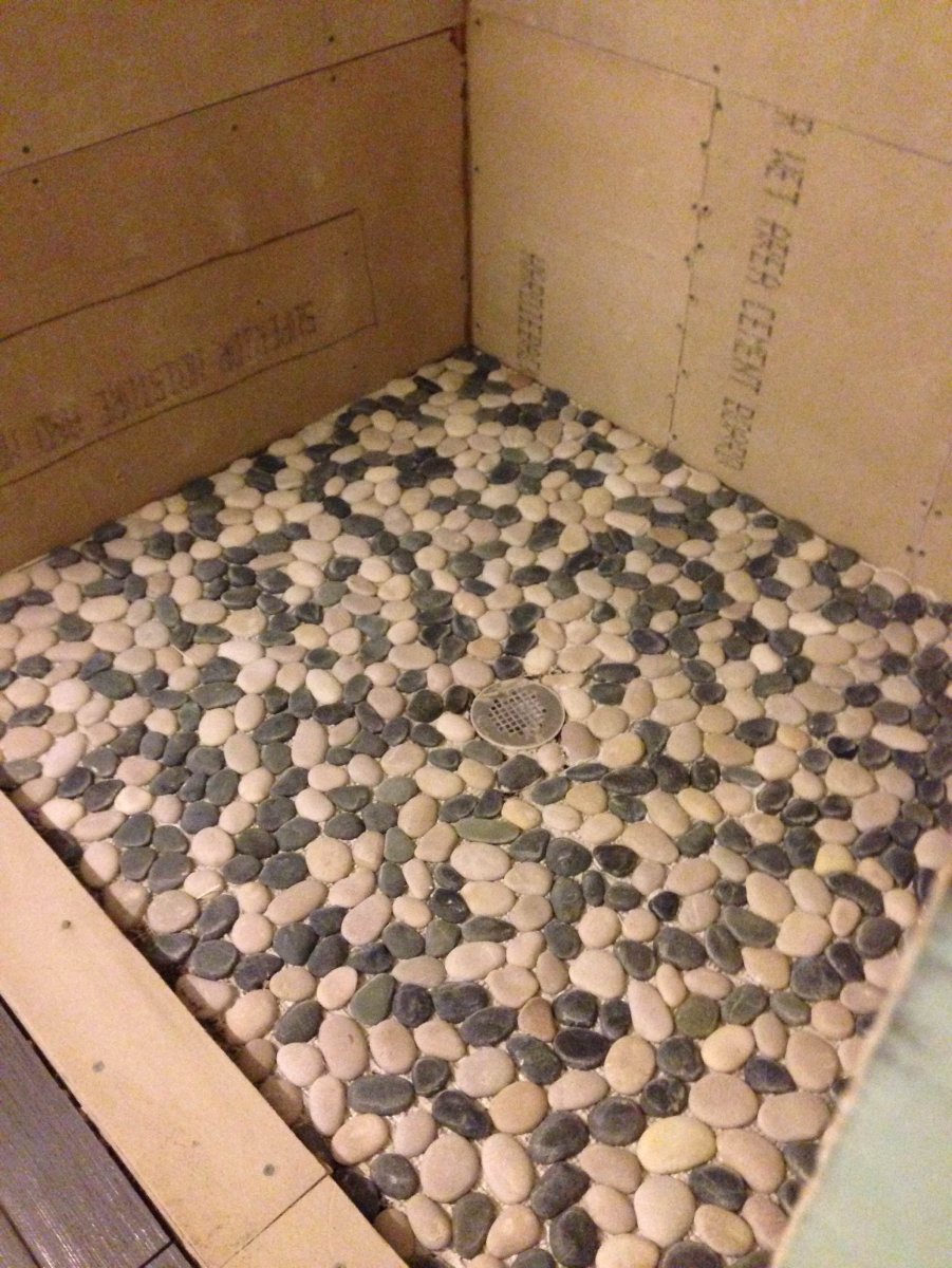 Пол из гальки в ванной