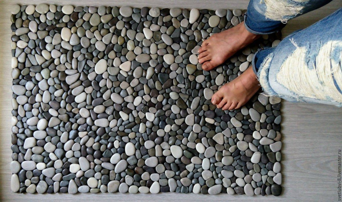 Пол из гальки в ванной