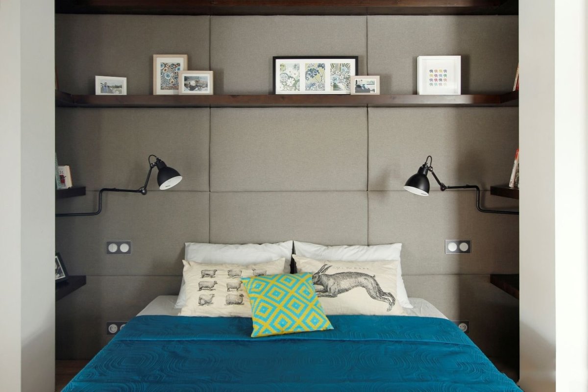 Гирлянда над кроватью в спальне