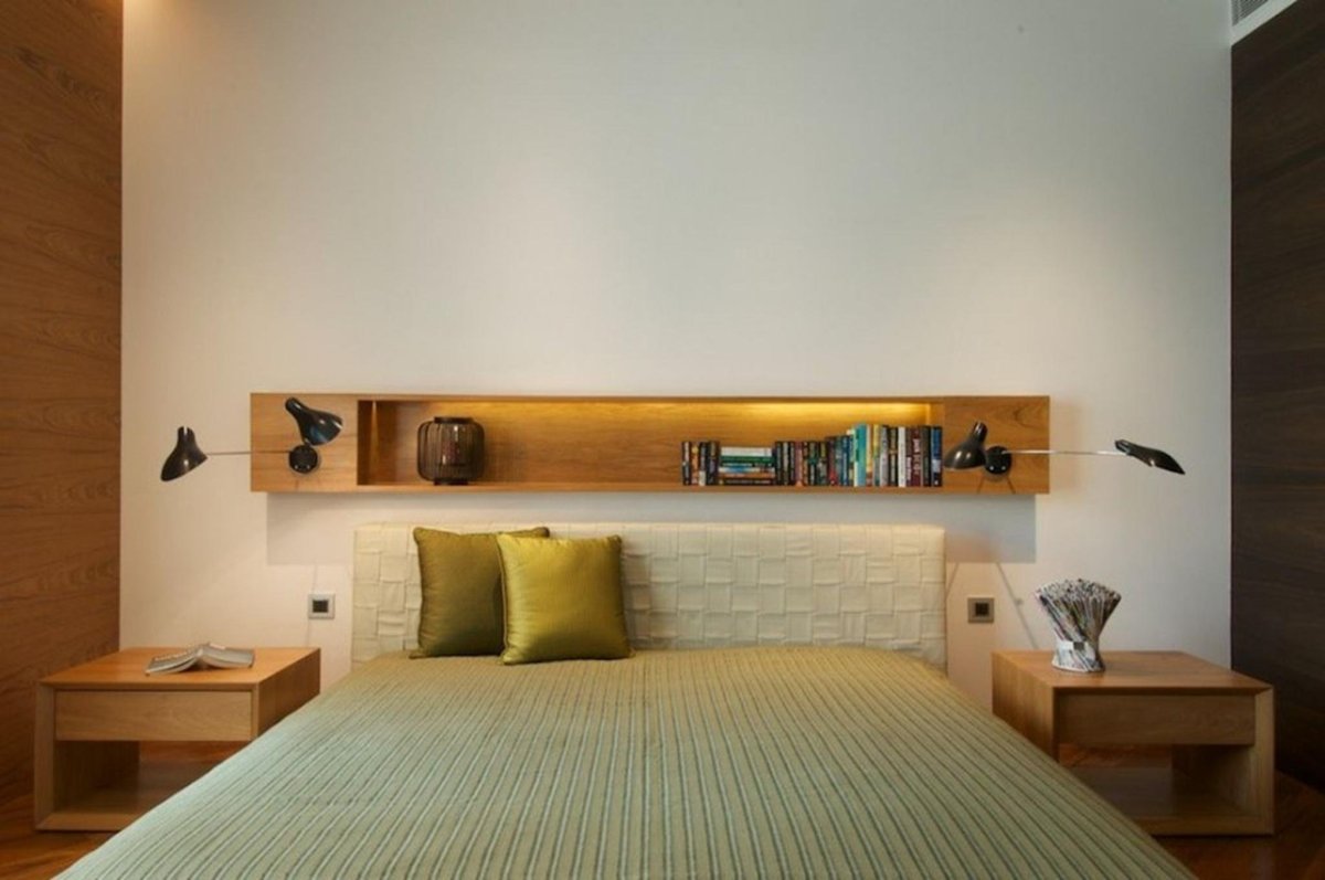 Полка между бра на стене над кроватью