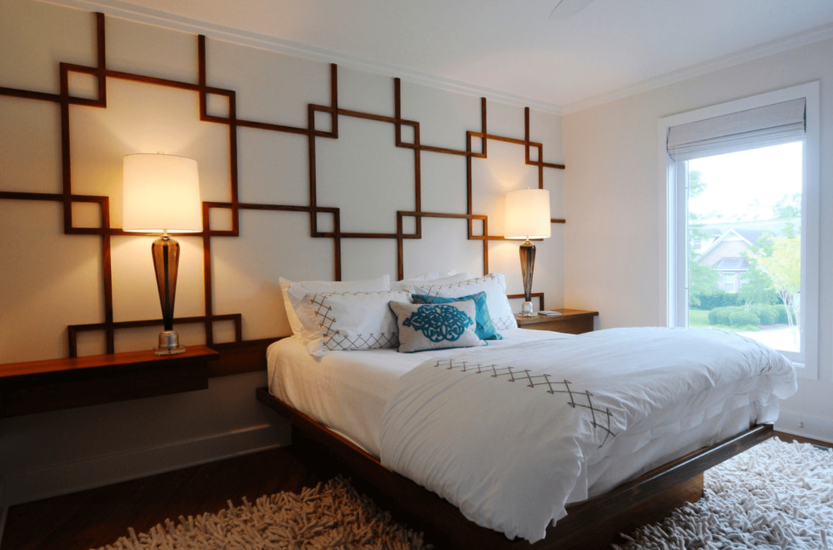 Полочки над кроватью в спальне