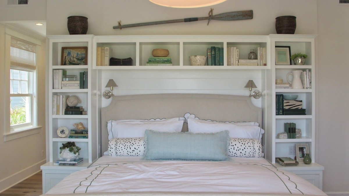 Полки над изголовьем кровати
