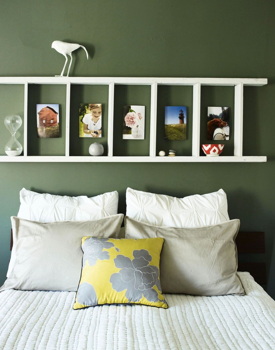 Полки над кроватью в спальне