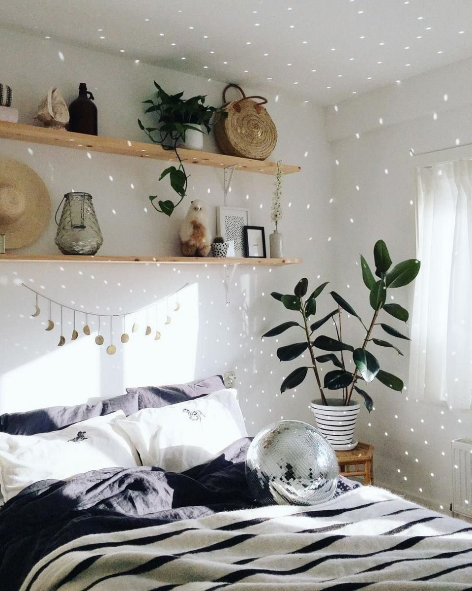 Полка над кроватью