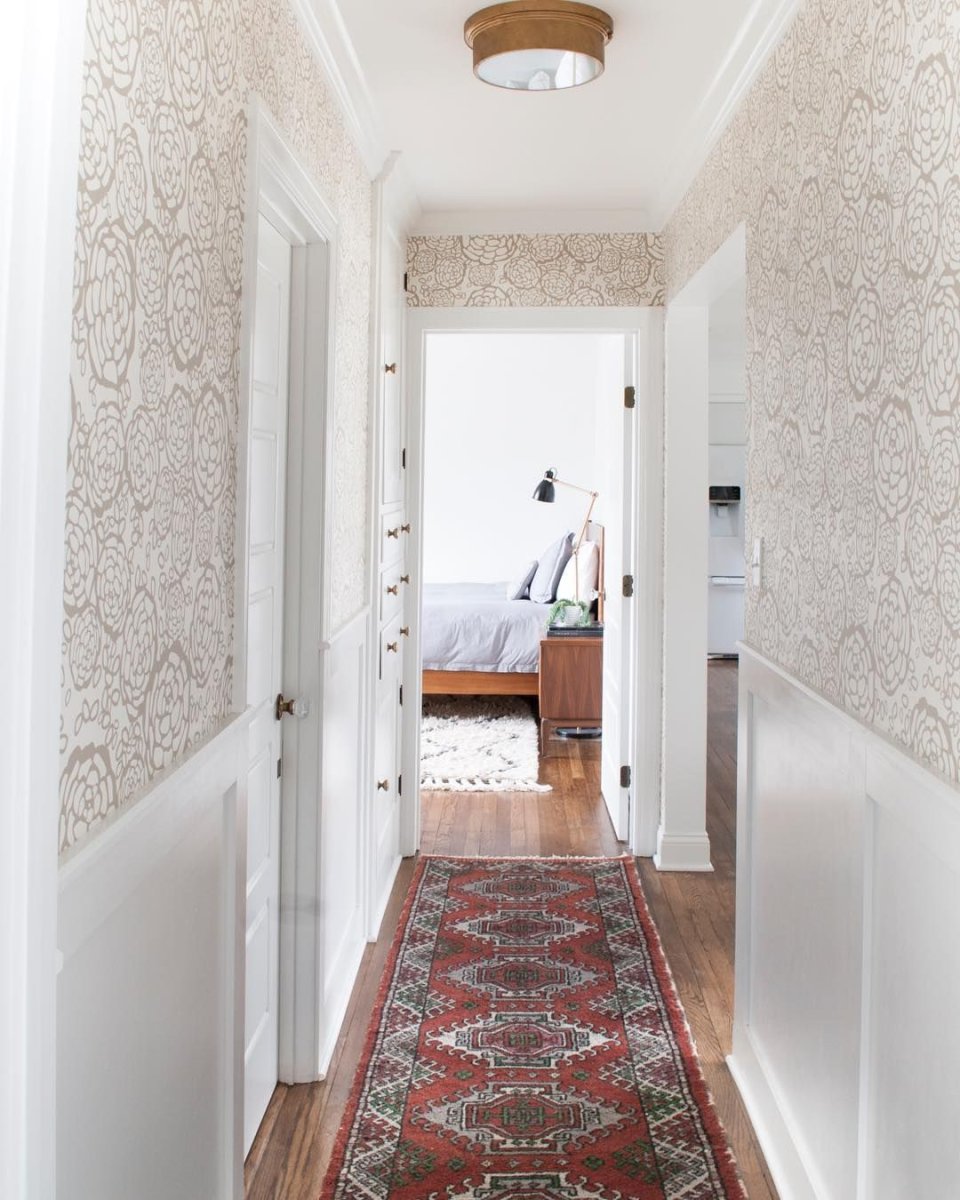 Интерьер длинной узкой прихожей классика