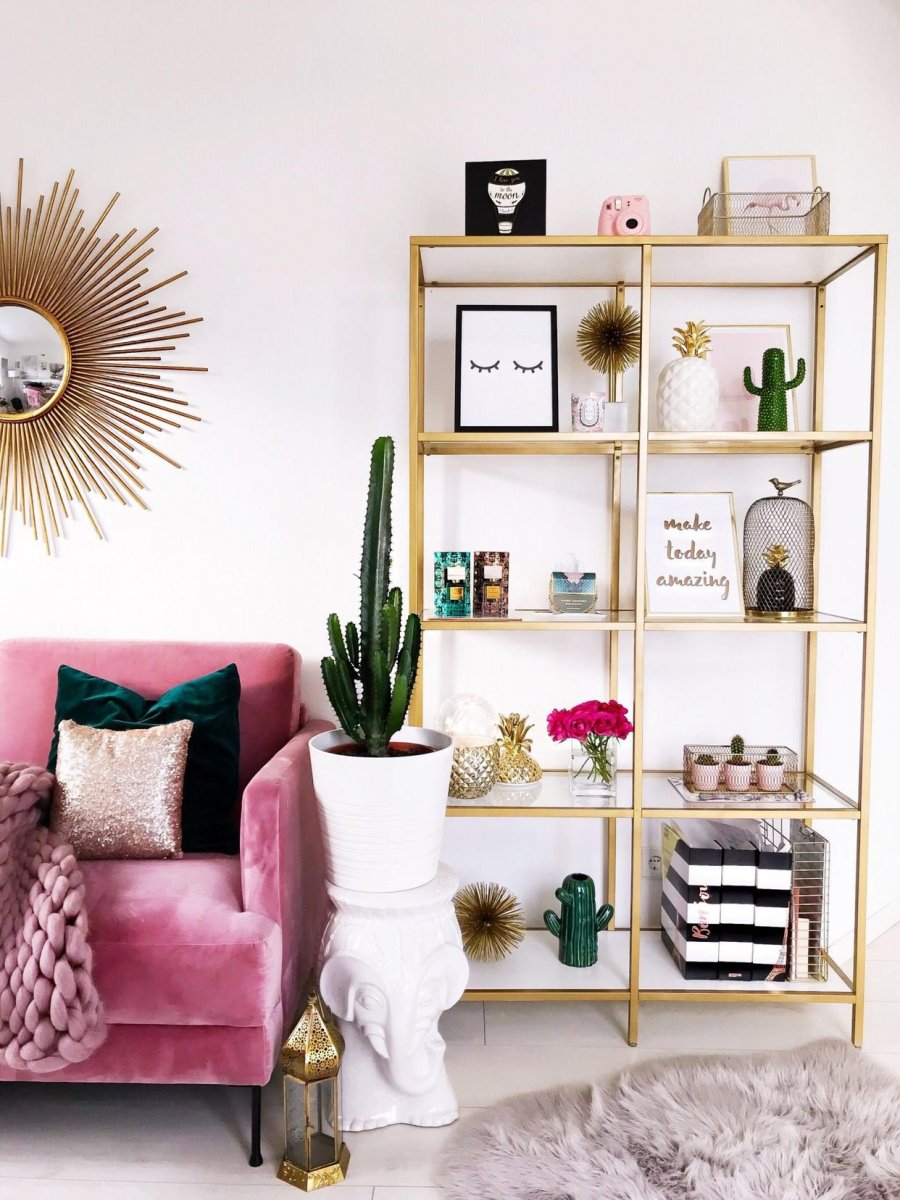 Стильные настенные полки в интерьере