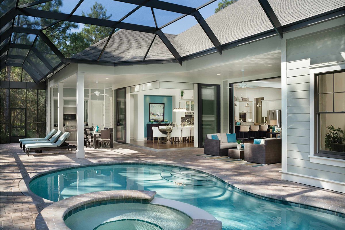 Стеклянный дом с бассейном