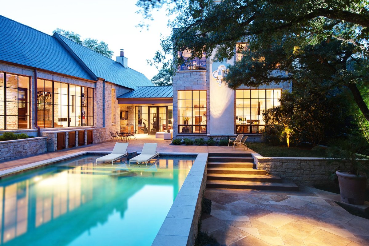 Огромный загородный дом с бассейном