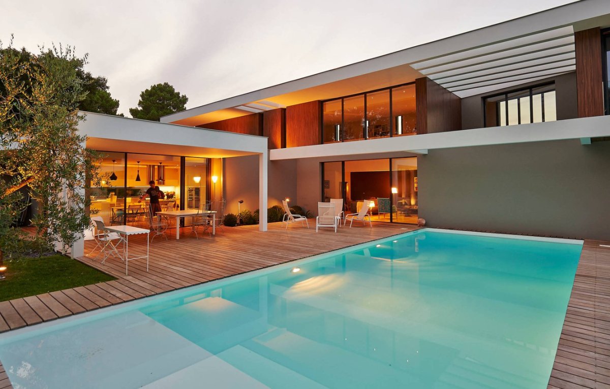 Частный дом с бассейном в современном стиле