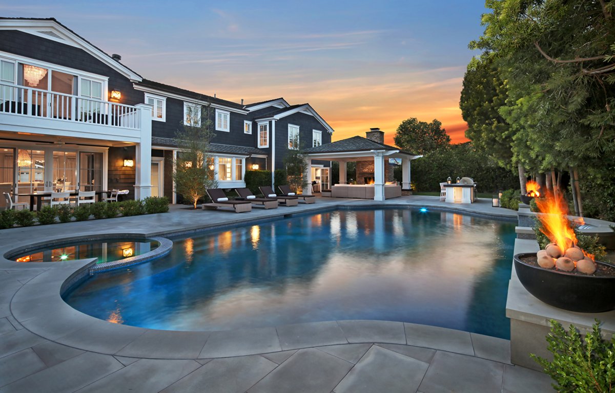 Четырёхэтажный особняк с бассейном в Нью-Йорке