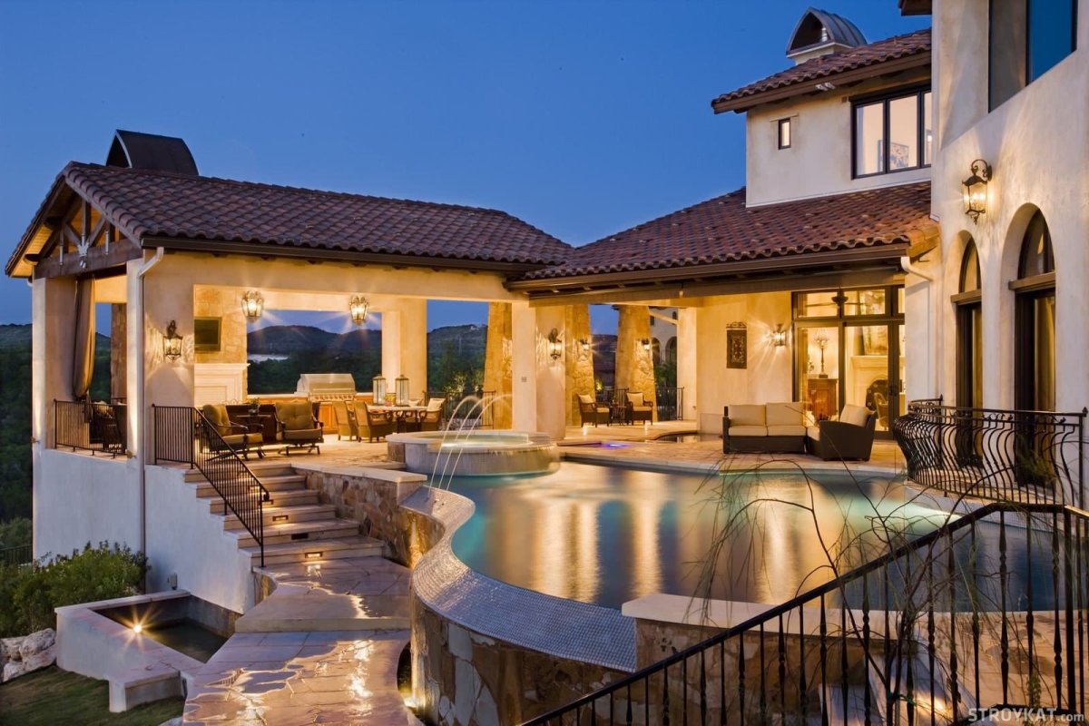 Дом с бассейном