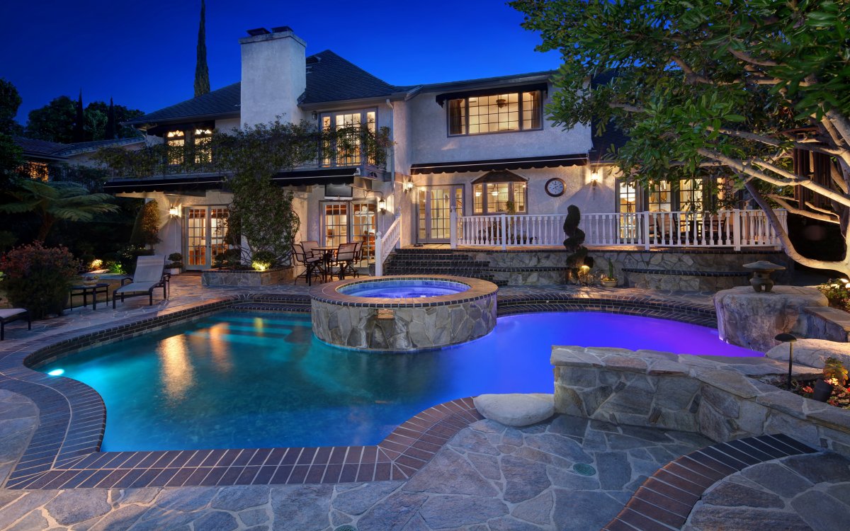 Особняк с бассейном