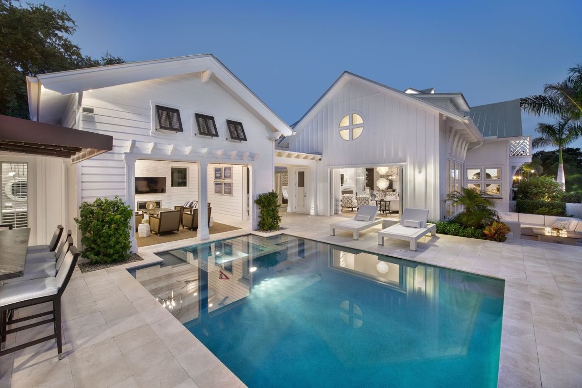 Американский дом с бассейном